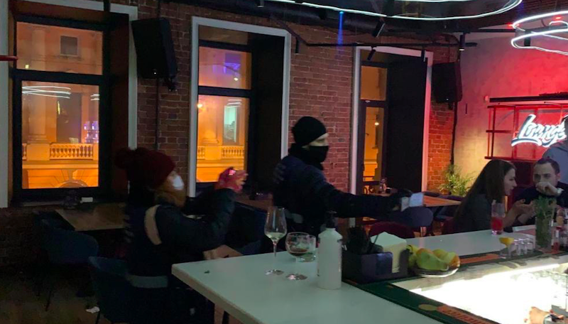 Инспекторы ККИ и полиция проверили работу общепитов в центре Петербурга после 23 часов