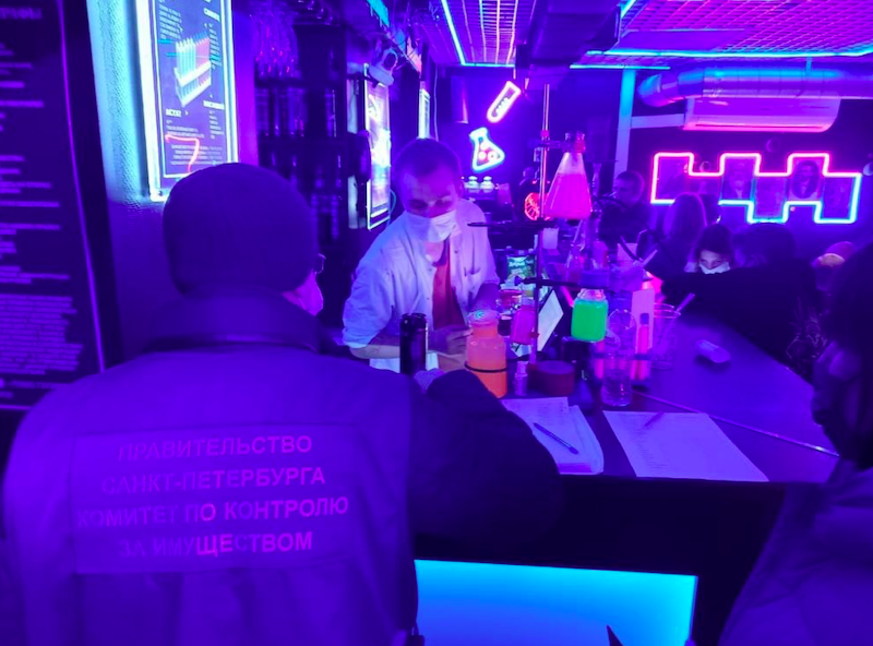 Инспекторы ККИ и полиция проверили работу общепитов в центре Петербурга после 23 часов