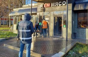 Сотрудники ККИ демонтируют незаконный торговый павильон на проспекте Культуры