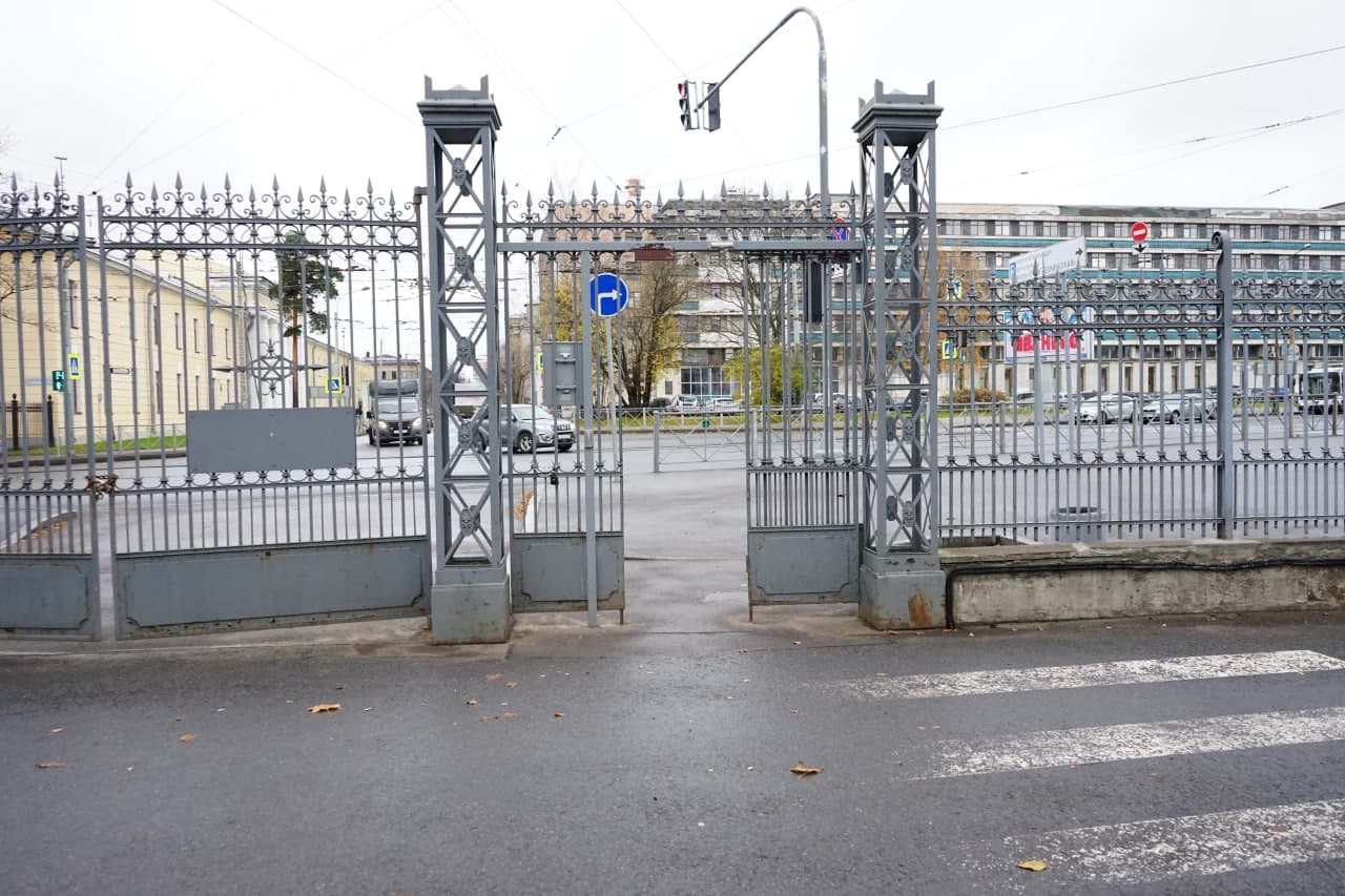 Активисты: закрытая калитка в парке Политеха создает опасную слепую зону