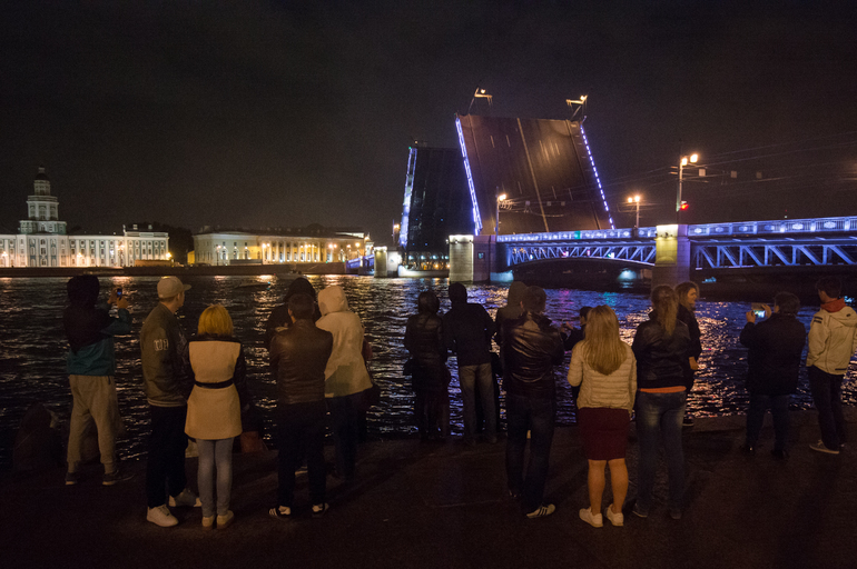 Спб изменения. Человек на питерском мосту. Питерский мост новый. Развод мостов Питере 2019. Петербургские мосты фестиваль 2021.