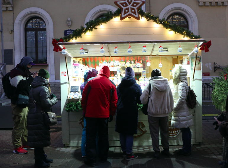 Работа в новогодние праздники в петербурге. Праздничные традиции петербуржцев. Новогодние традиции петербуржцев. Новый год петербуржцы встречали в Москве, Финляндии и интернете.