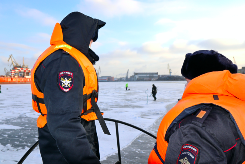 Водный союз. Работник водного. Выход на лёд в спб 2021. Сотрудники водного транспорта. Докер в порту.