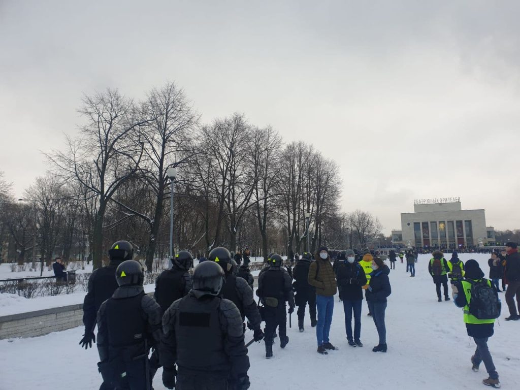 Участники незаконной акции потянулись к ТЮЗу — на Невском проспекте их встретил ОМОН