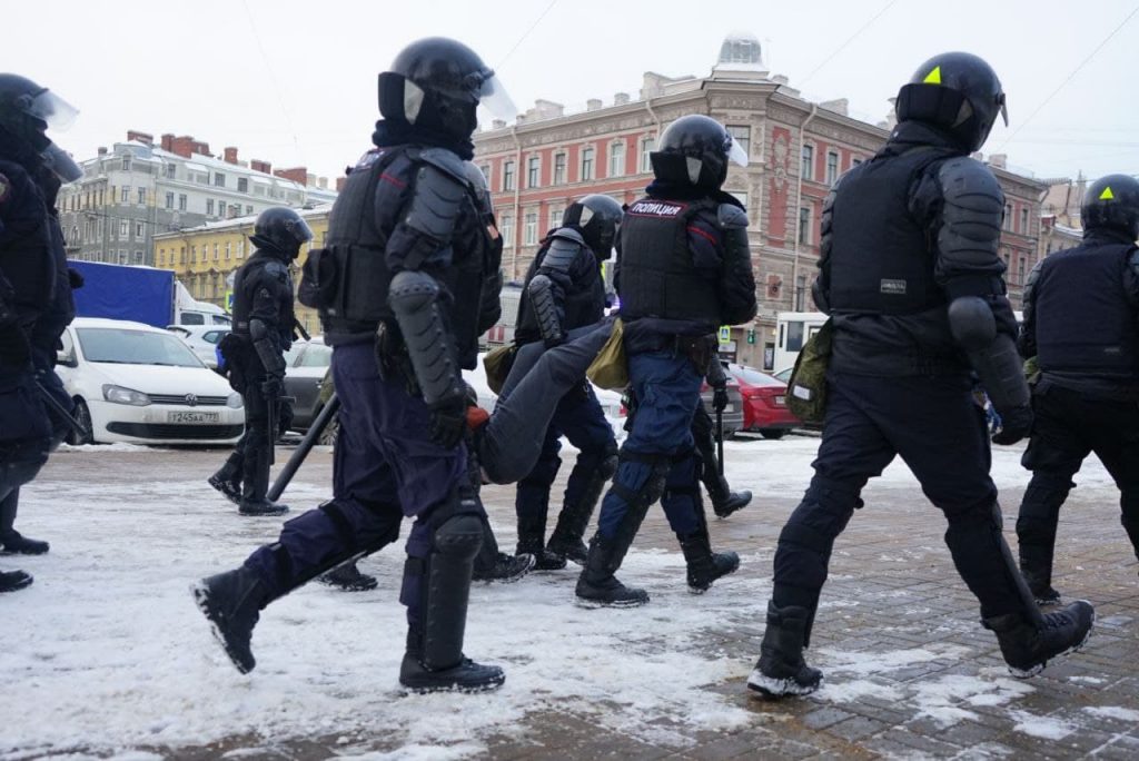 У ТЮЗа в Петербурге начались жесткие задержания, но митингующих больше, чем полиции