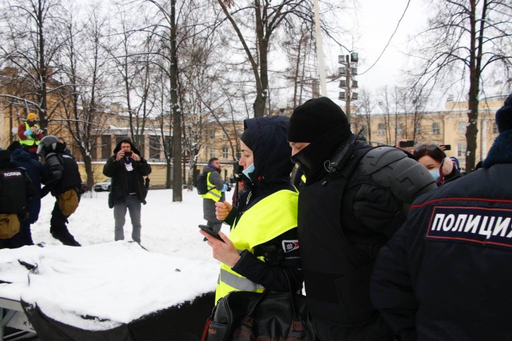 На Пионерской площади на несанкционированной акции задержали журналиста
