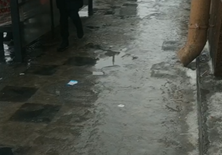 Петербуржцы надевают резиновые сапоги: по городу потекли реки из неубранного снега