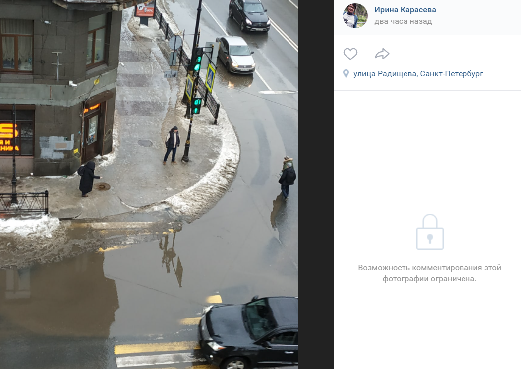 Петербуржцы надевают резиновые сапоги: по городу потекли реки из неубранного снега