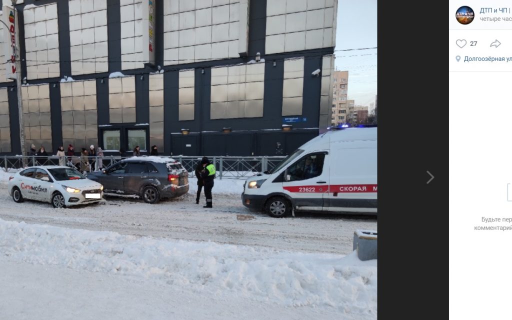 Скорая и полиция прибыли к аварии с такси на Долгоозерной