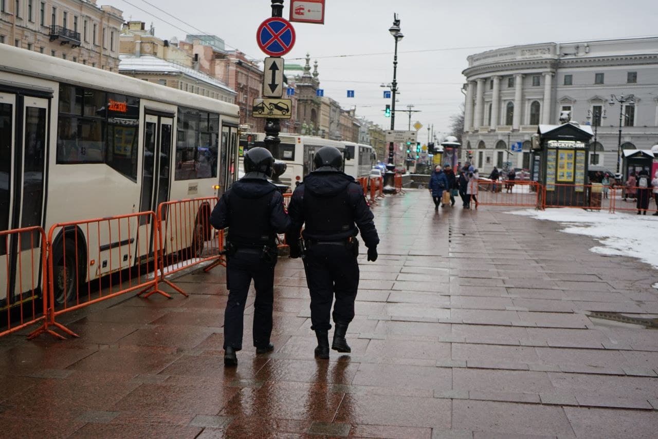 В центре Петербурга снова много полиции, ограждения и пробки: что происходит?