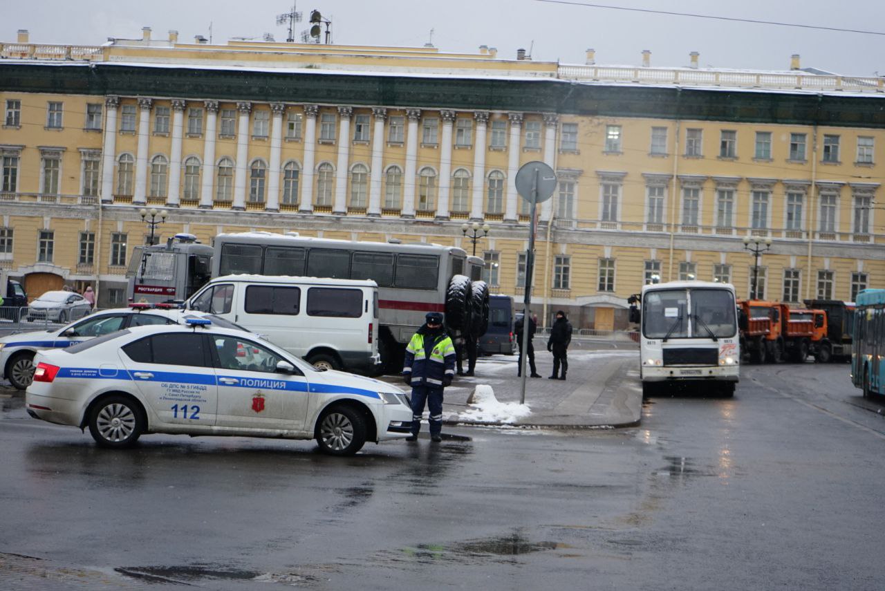 В центре Петербурга снова много полиции, ограждения и пробки: что происходит?