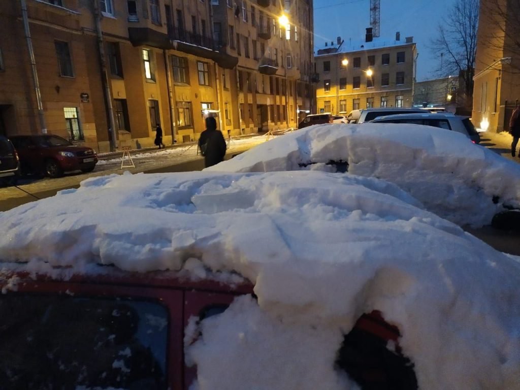 В Петербурге коммунальщики скинули глыбу льда на авто, а затем попытались скрыть следы повреждения