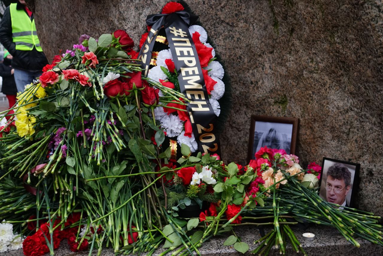 Памятник камень Немцову