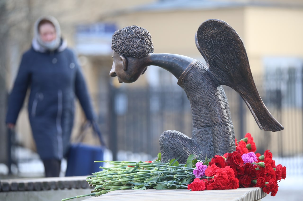 памятник медикам погибшим от коронавируса в санкт петербурге