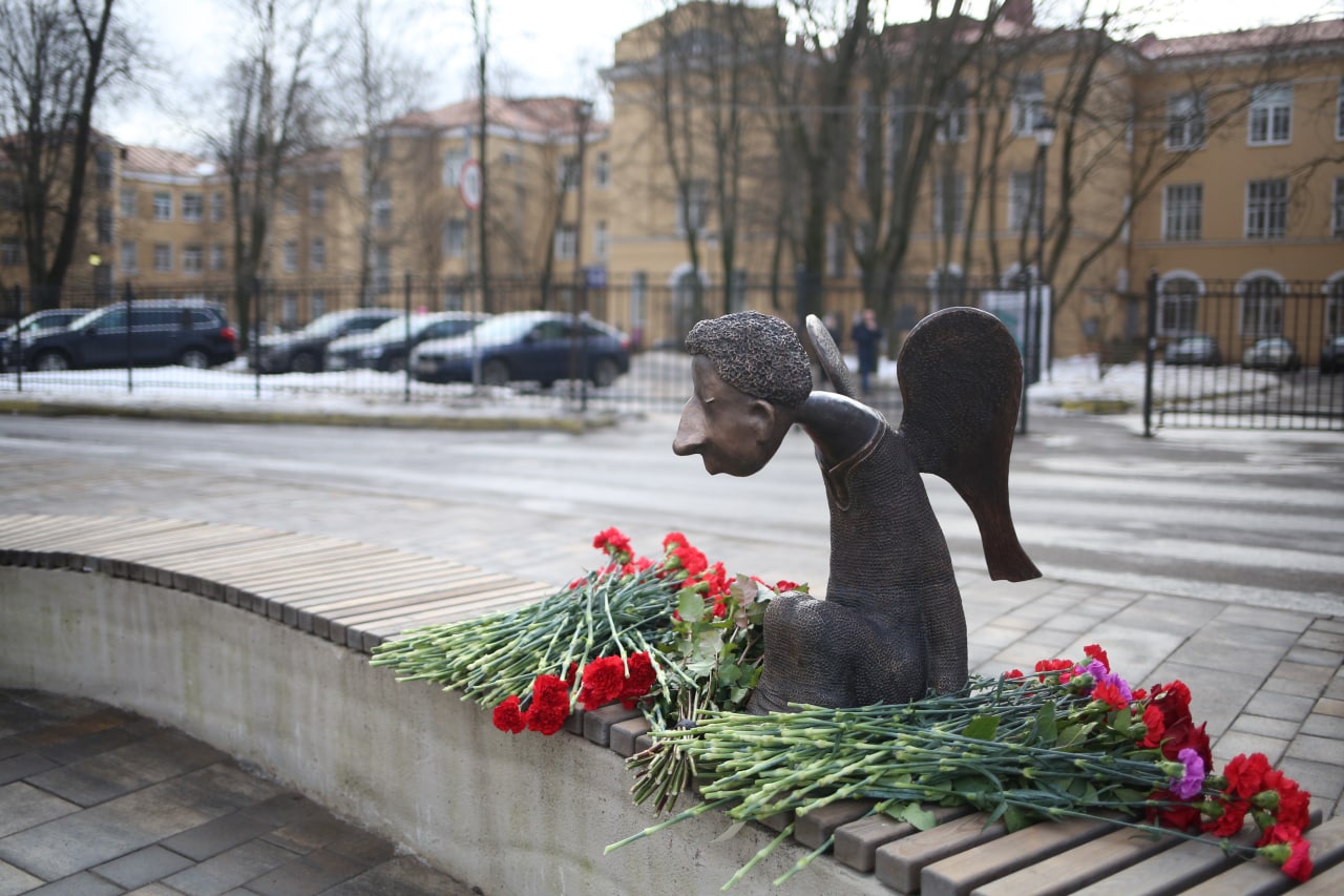 Скульптура ангела на Карповке в Санкт-Петербурге