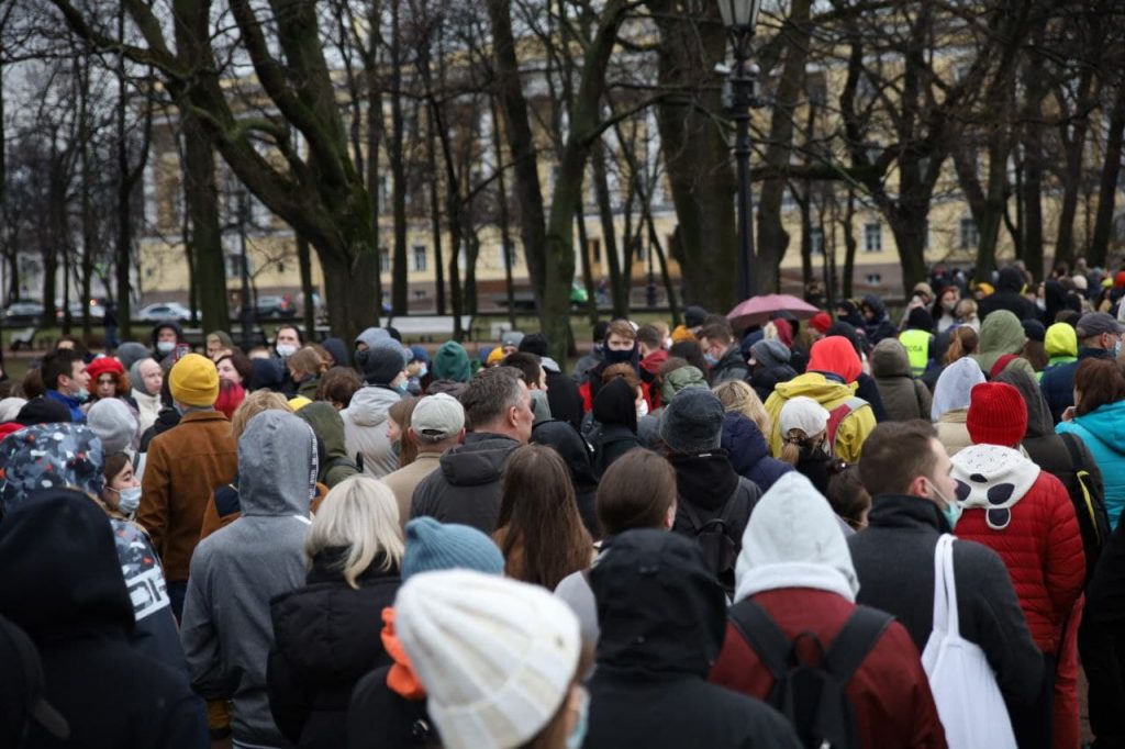 Спб участники. Спецтехника на Дворцовой на митинге Навального. Фото людей на улице настоящие.