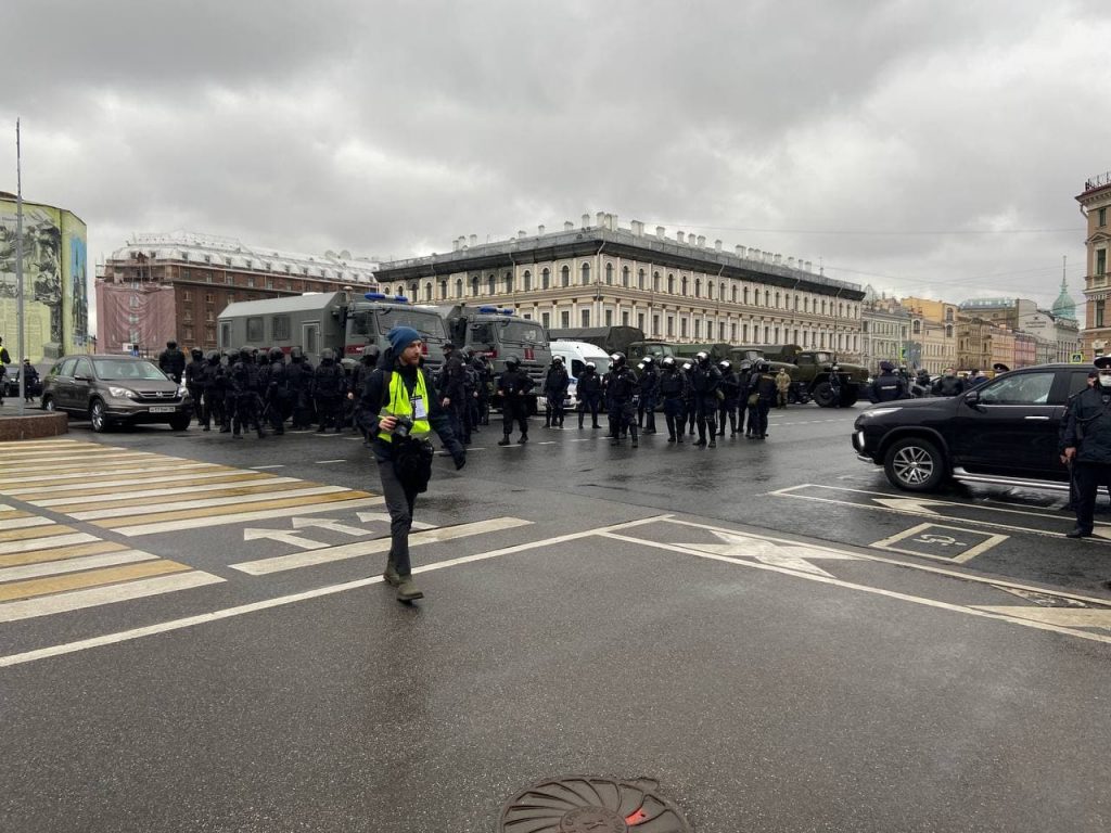 Собравшиеся у ЗакСа сторонники Навального перекрыли Вознесенский проспект, идут задержания и разгон