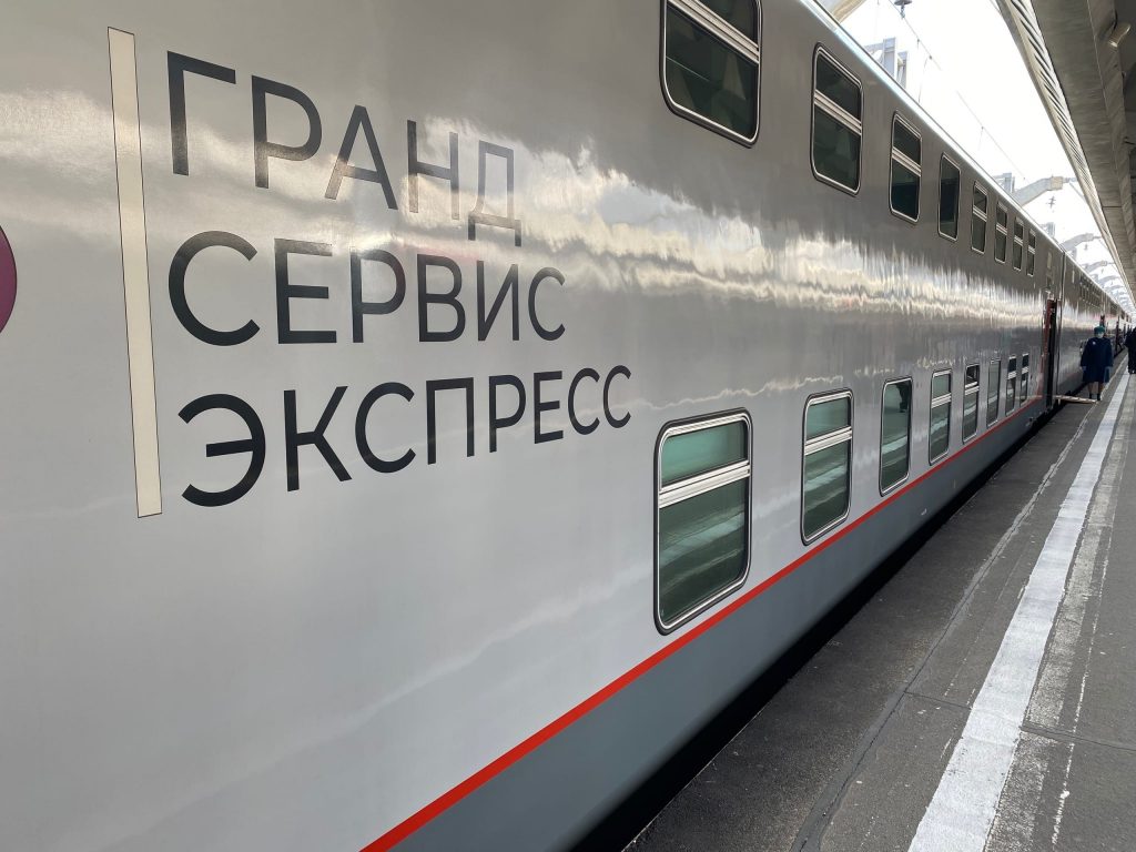 Двухэтажный поезд «Таврия» впервые прибыл из Москвы в Петербург