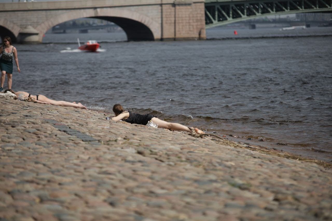 Петербуржцы массово вышли загорать у Петропавловской крепости: фоторепортаж Gazeta.SPb