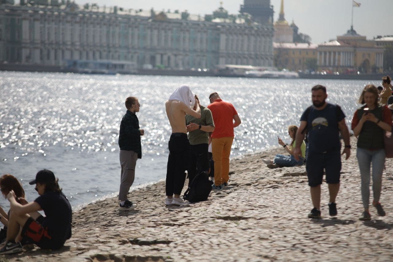 Петербуржцы массово вышли загорать у Петропавловской крепости: фоторепортаж Gazeta.SPb