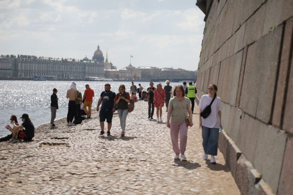 Коронавирус подхватили еще 1 374 петербуржца