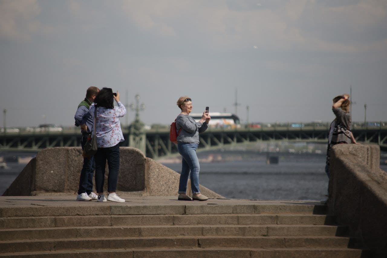 Петербуржцы массово вышли загорать у Петропавловской крепости: фоторепортаж Gazeta.SPb
