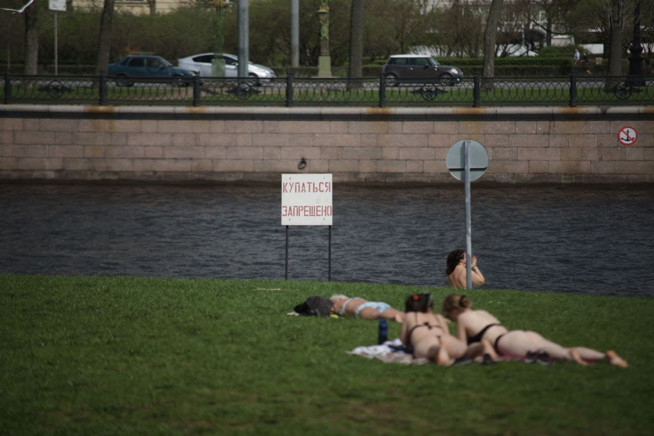 Петербуржцы массово вышли загорать у Петропавловской крепости: фоторепортаж Gazeta.SPb