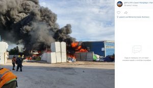 Площадь пожара в ангаре в Металлострое достигла 750 квадратных метров
