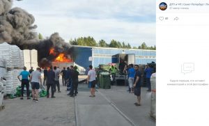 Площадь пожара в ангаре в Металлострое достигла 750 квадратных метров