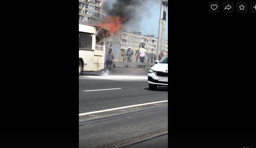 Загоревшийся автобус с пассажирами на Володарском мосту, вспыхнувший автобус возле "Беговой" и пожар в экскурсионном автобусе с детьми: "флешмоб" общественного транспорта Петербурга