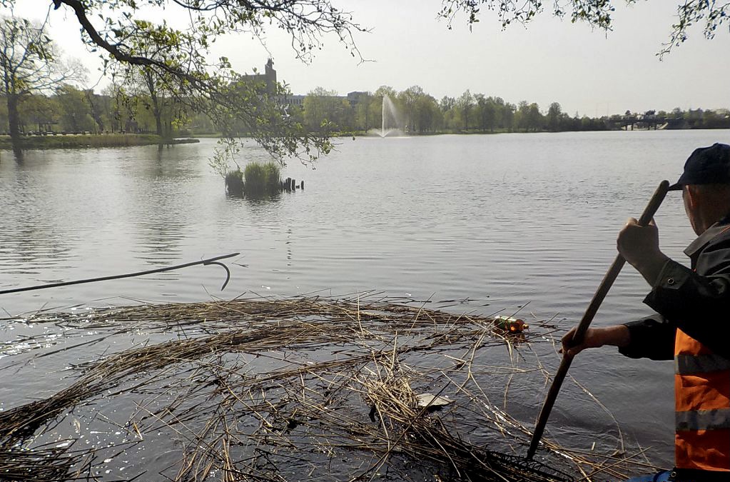 В мае с акваторий Петербурга собрали 216 кубометров мусора