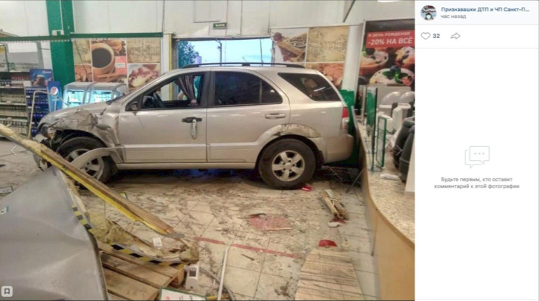 На проспекте Космонавтов «Киа» въехала в гипермаркет, а на Московском шоссе BMW «повисла» на заграждении: странные ДТП в Петербурге за последние сутки