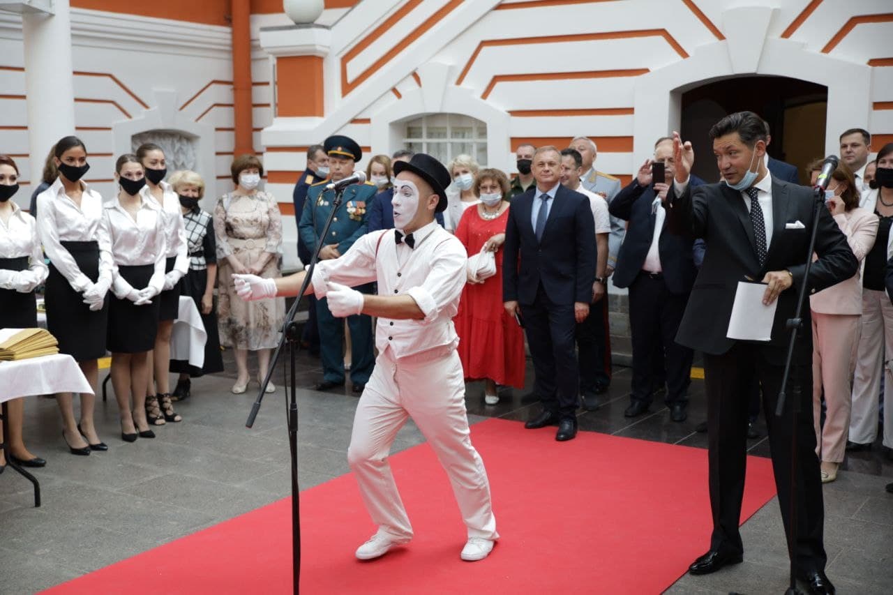 В Петербурге вручили 60 бронзовых сфинксов лучшим выпускникам вузов: фоторепортаж Gazeta.SPb