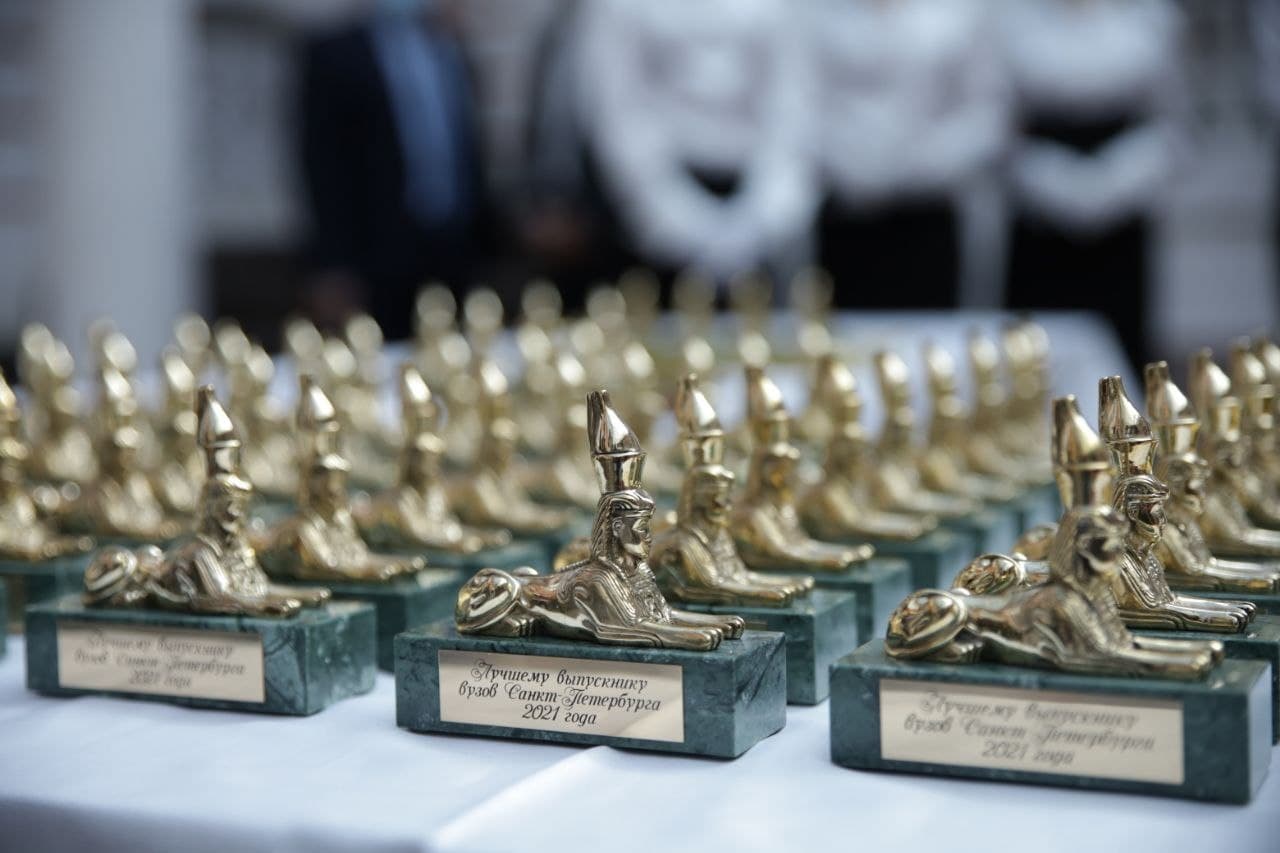 В Петербурге вручили 60 бронзовых сфинксов лучшим выпускникам вузов: фоторепортаж Gazeta.SPb