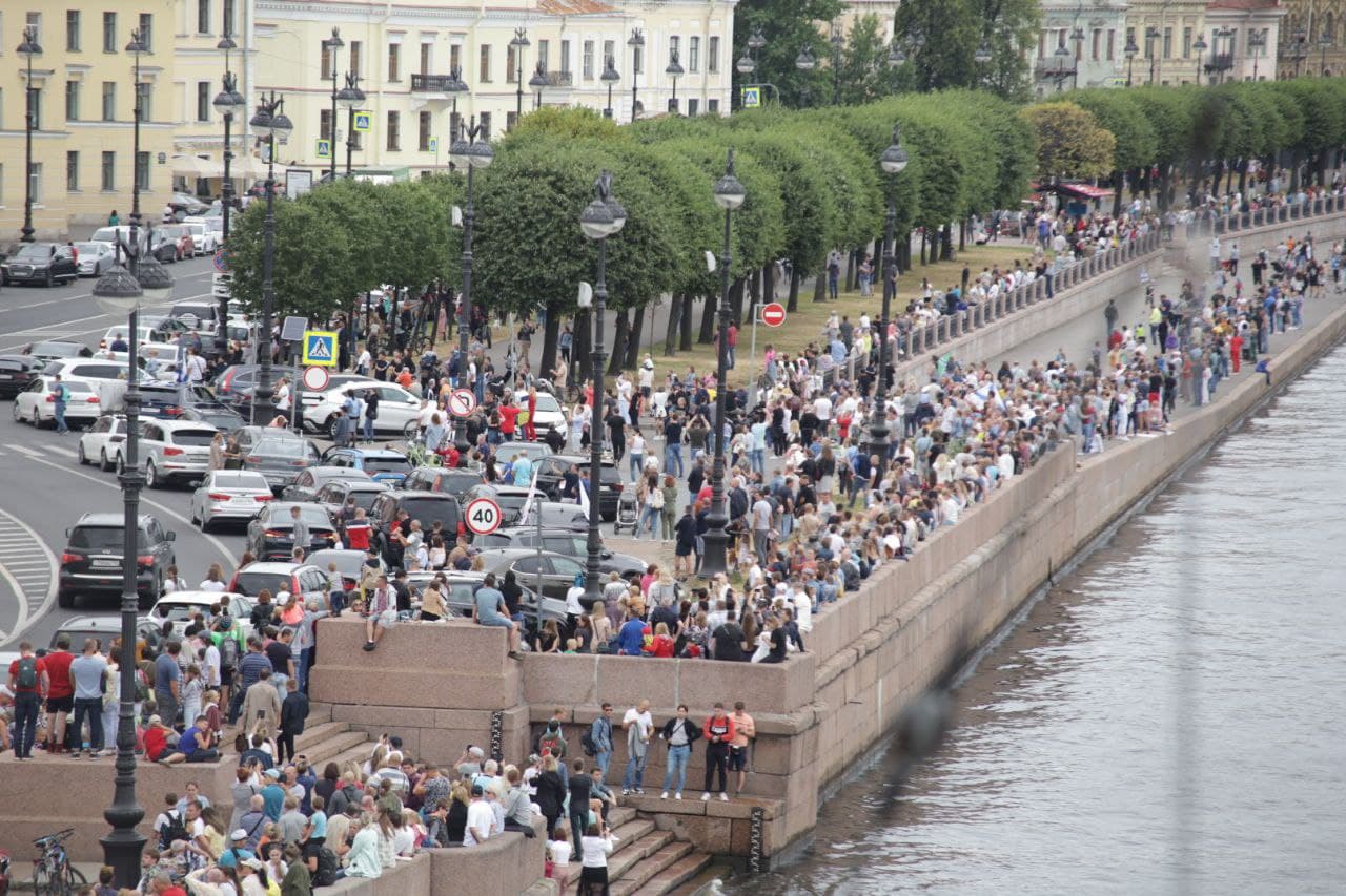 Санкт петербург население численность 2024. Парад ВМФ В Санкт-Петербурге 2021. Парад ВМФ В Питере. Набережная толпа. Жители Питера.