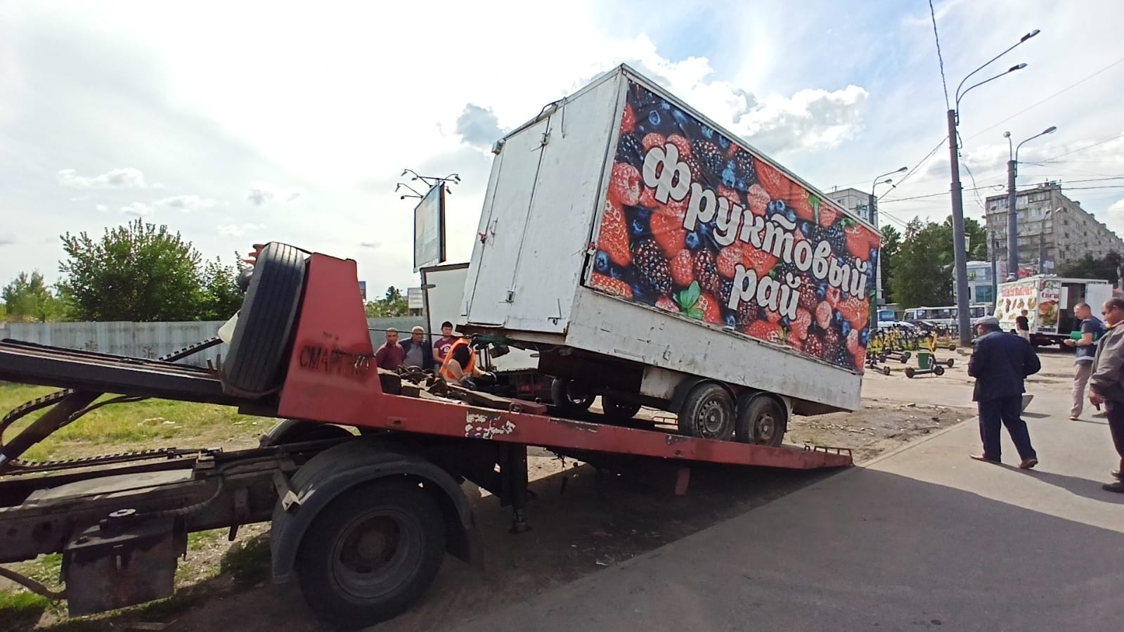 Более 650 "квадратов" земли Петербурга освободили от торговых объектов