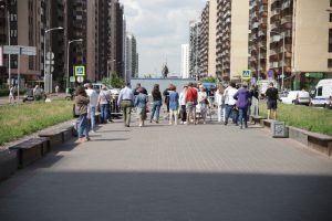 Рабочие вместе с охраной разбирают тротуар на бульваре Менделеева: фоторепортаж Gazeta.SPb