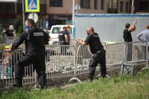 Рабочие вместе с охраной разбирают тротуар на бульваре Менделеева: фоторепортаж Gazeta.SPb