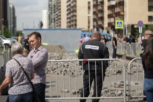 Рабочие вместе с охраной разбирают тротуар на бульваре Менделеева: фоторепортаж Gazeta.SPb