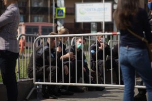 Рабочие вместе с охраной разбирают тротуар на бульваре Менделеева: фоторепортаж Gazeta.SPb