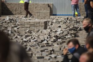 Рабочие вместе с охраной разбирают тротуар на бульваре Менделеева: фоторепортаж Gazeta.SPb