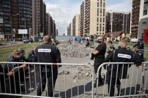 Рабочие вместе с охраной разбирают тротуар на бульваре Менделеева: фоторепортаж Gazeta.SPb