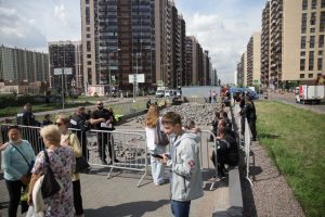 Рабочие вместе с охраной разбирают тротуар на бульваре Менделеева: фоторепортаж Gazeta.SPb