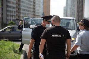 Рабочие вместе с охраной разбирают тротуар на бульваре Менделеева: фоторепортаж Gazeta.SPb