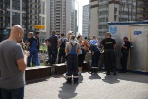 Рабочие вместе с охраной разбирают тротуар на бульваре Менделеева: фоторепортаж Gazeta.SPb