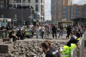 Рабочие вместе с охраной разбирают тротуар на бульваре Менделеева: фоторепортаж Gazeta.SPb