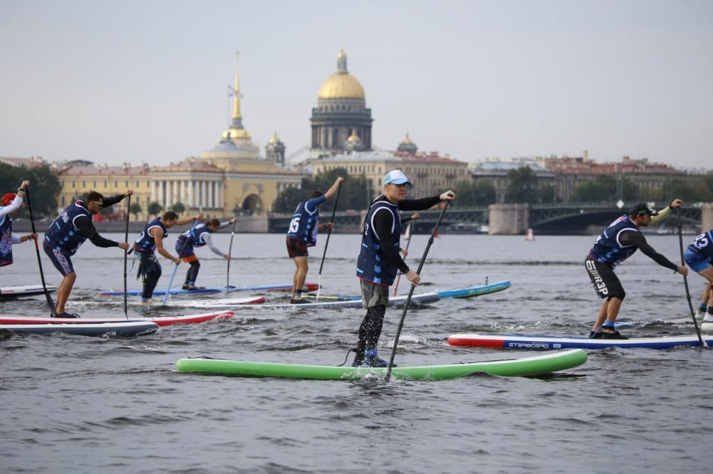 Прошла спб. Невский sup Red bull. Red bull sup СПБ. Сапсерфер Питер. Гонка в Питере сегодня.