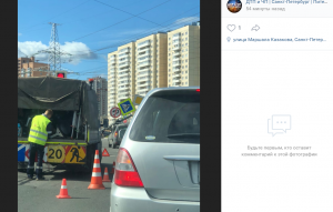 Столб упал на "Ладу" на перекрестке Маршала Казакова и Десантников