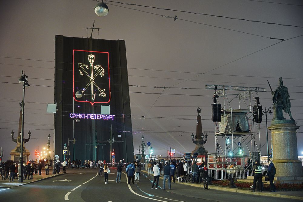 На Троицком мосту состоялось лазерное шоу в честь 800-летия Александра Невского