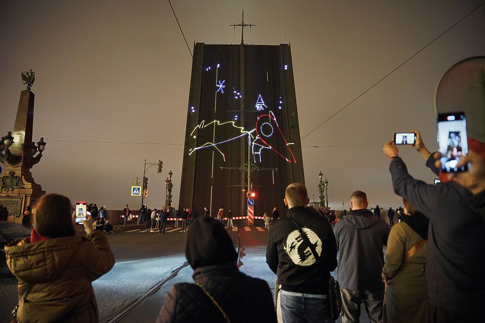 На Троицком мосту состоялось лазерное шоу в честь 800-летия Александра Невского
